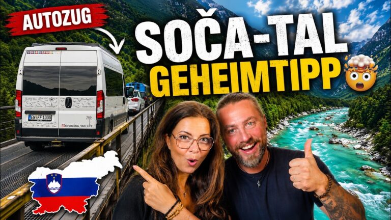Mann und Frau lächeln in die Kamera vor der Kulisse des türkisfarbenen Soča-Flusses in Slowenien, während im Hintergrund ein weißer Camper-Van auf einem Autozug fährt.